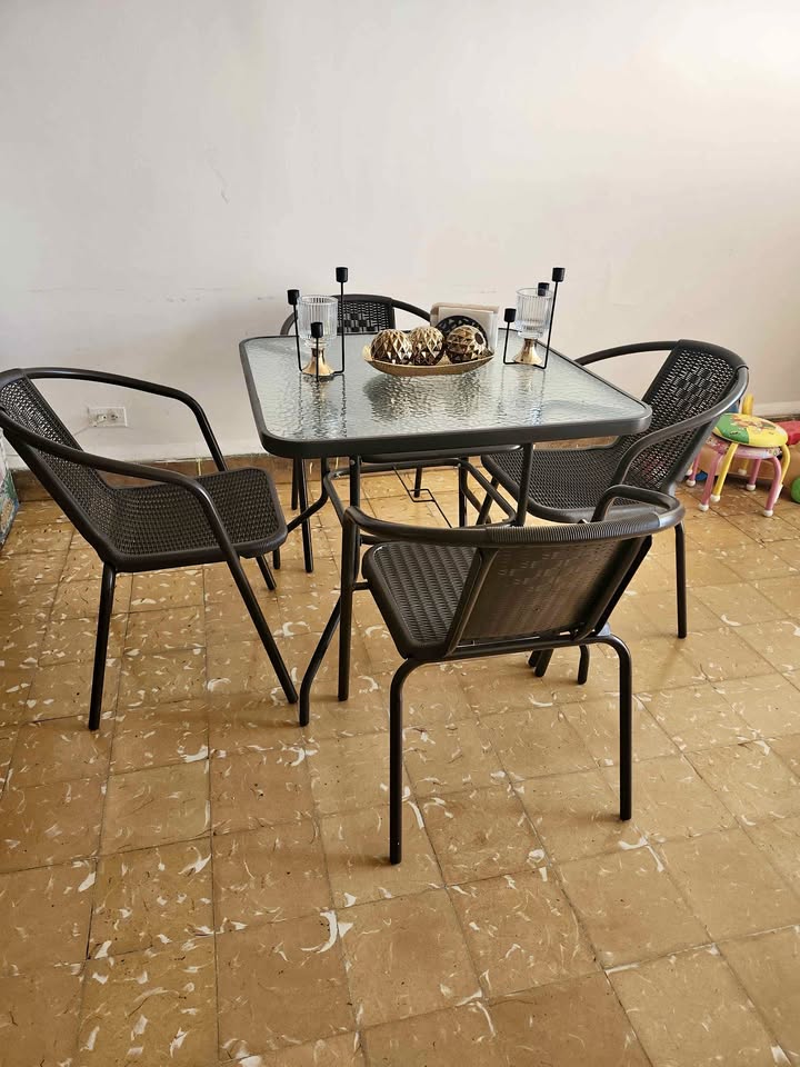 Se vende juego de mesa de vidrio y 4 sillas para tu hogar. Como nuevo. 80$. Telf. 60928640
